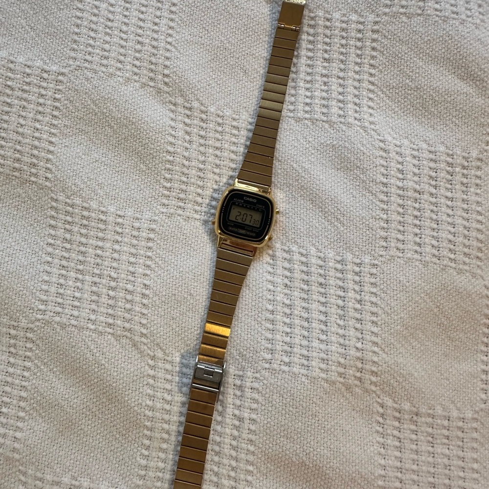 Casio Gold Women's Watch - Picture 7 of 8